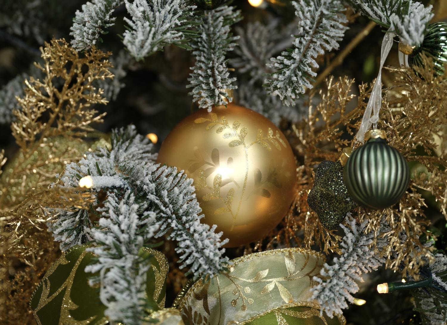 Weihnachtskugel Anhänger Gold m. Wellen K062578-a