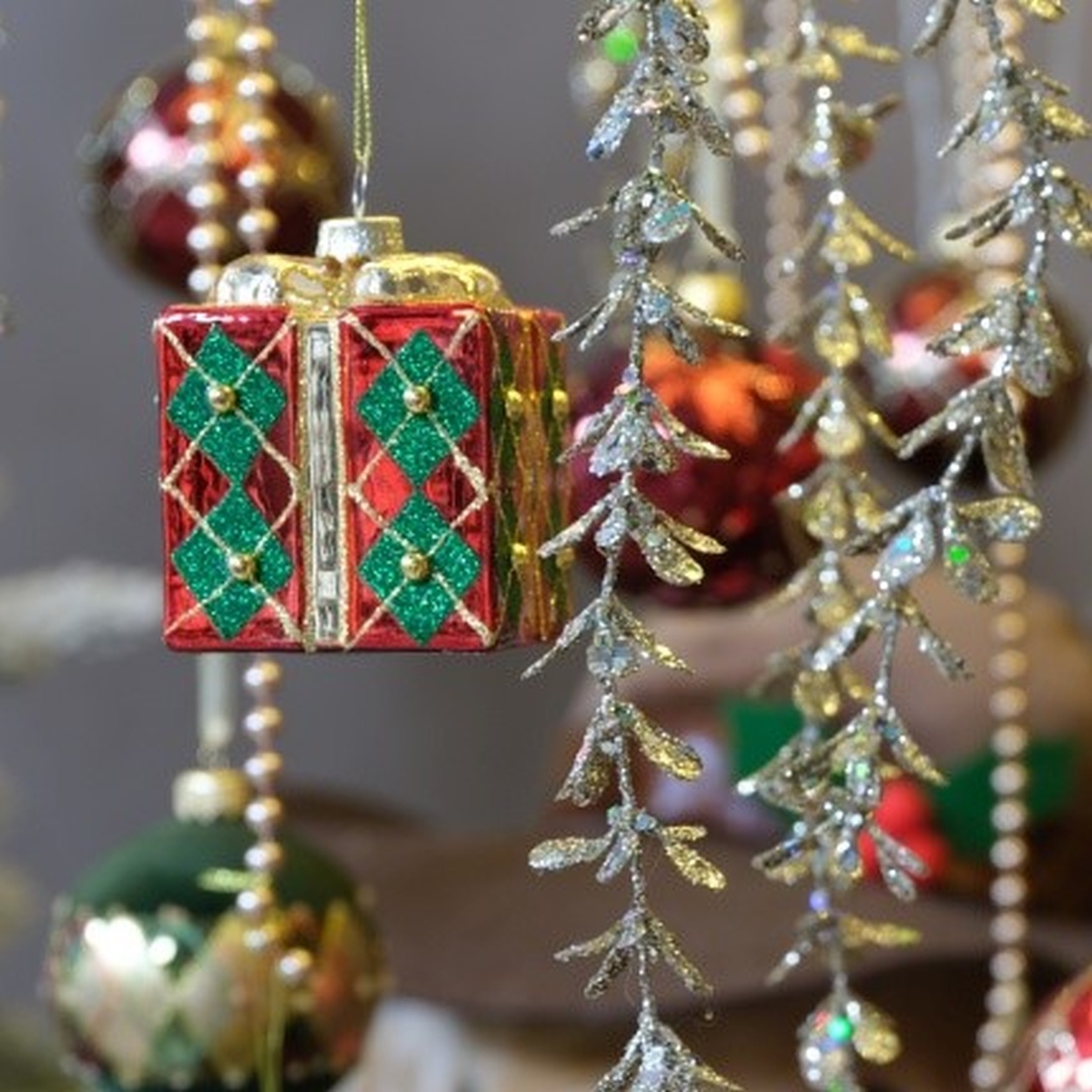 Deko-Anhänger "Geschenkbox" – Rot/Grün/Gold – Quadrat