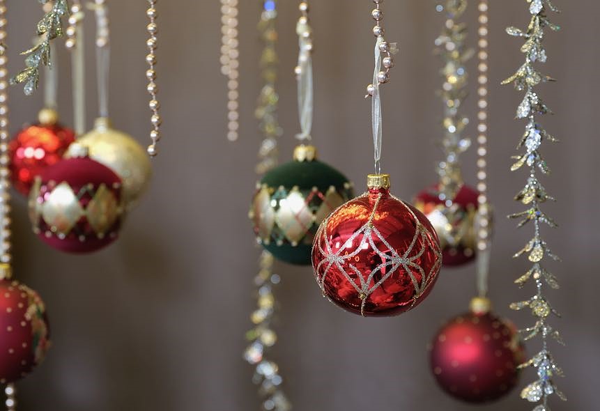 6 Handgemachte Weihnachtskugeln aus Glas - Rot/Weiá mit goldener Verzierung K081051