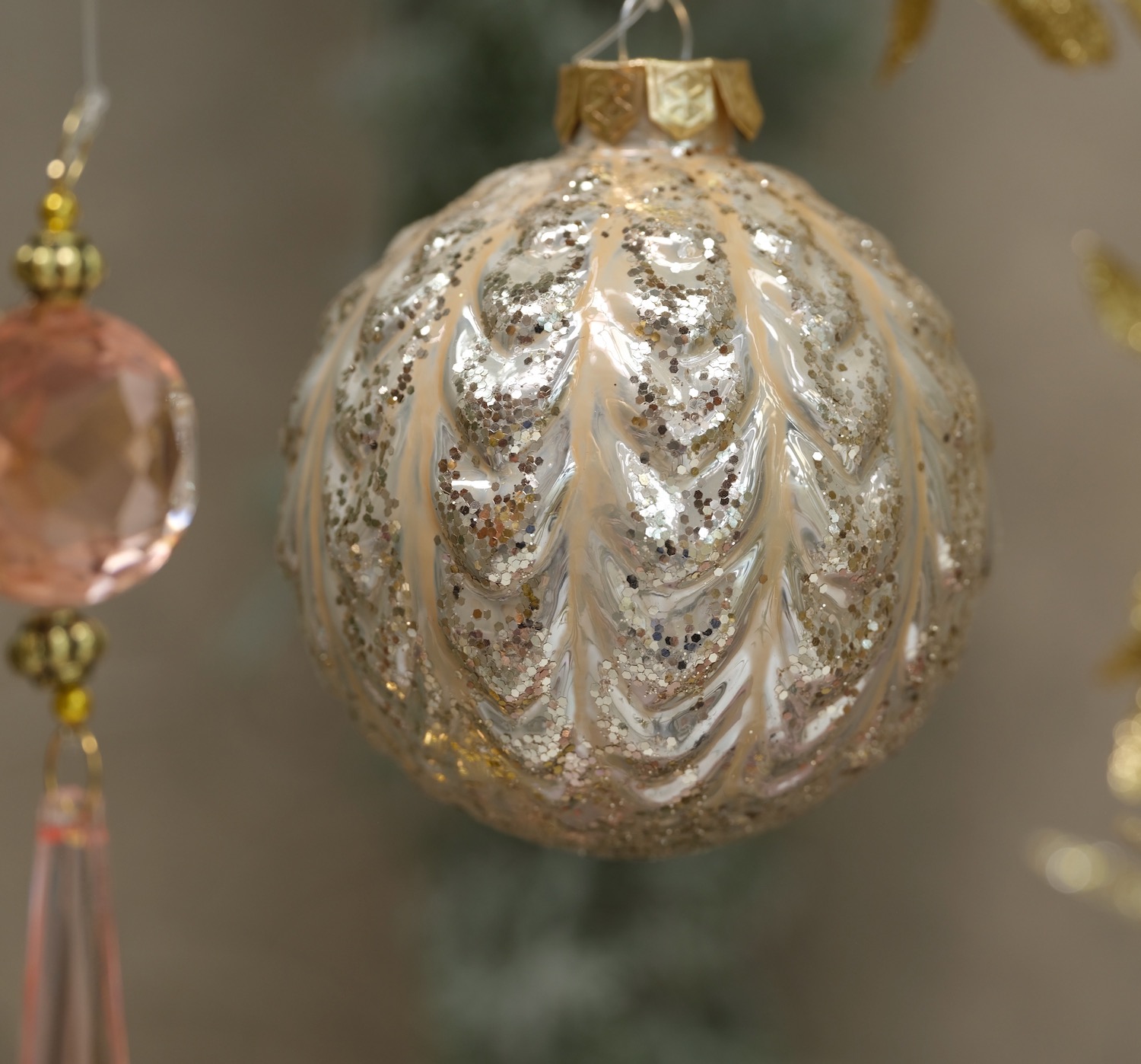 Weihnachtskugel Anhänger Gold m. Wellen K062578-a