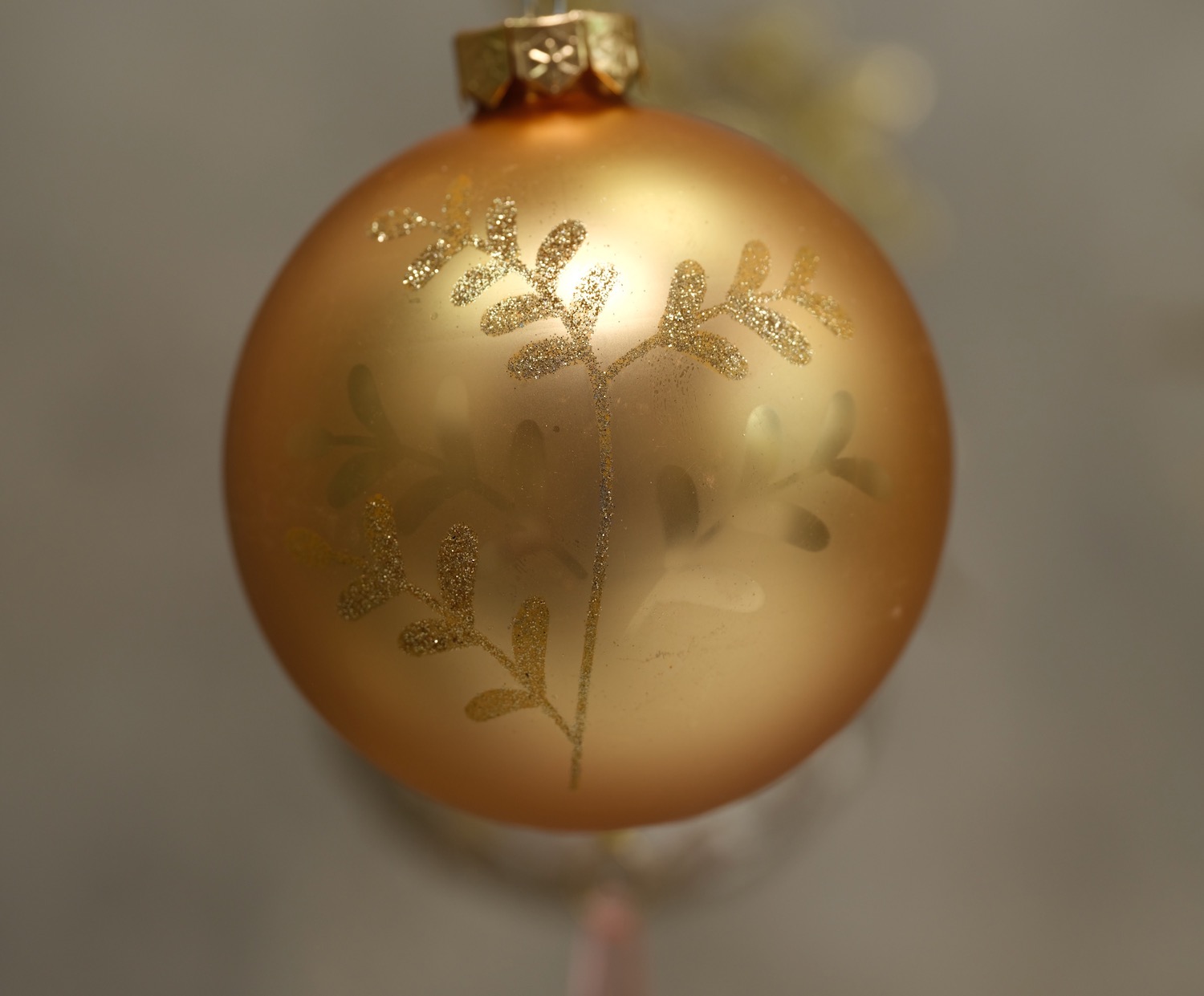 Weihnachtskugel Anhänger Gold m. Wellen K062578-a