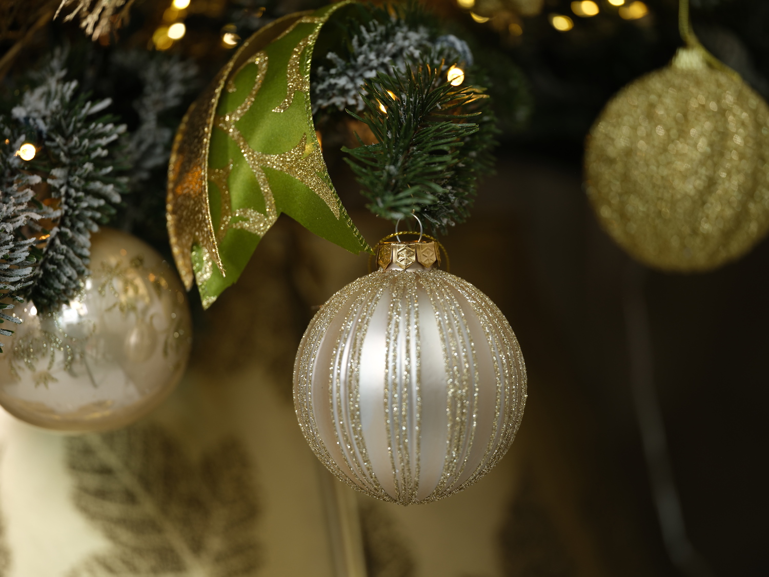 Weihnachtskugel Anhänger Gold m. Wellen K062578-a